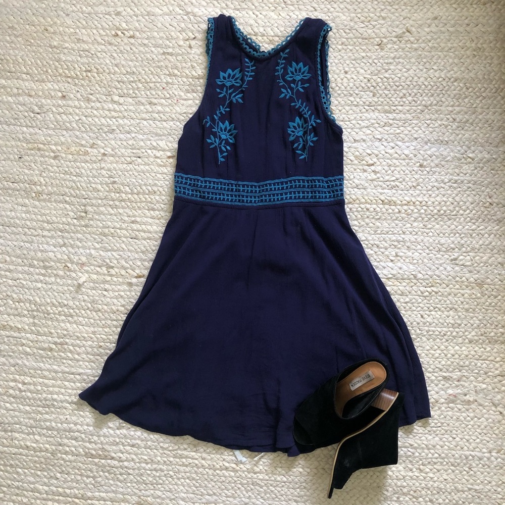 Blue floral embroidered sleeveless dress sz M